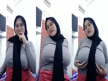 Acha Jilbab Toket Montok Becek Digarap di Ruang Tamu poster