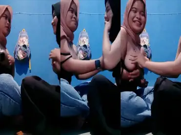Bokep Indo Mainin Toket Temen Saling Remas Hot poster