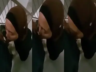 bokep indo Ukhti Cantik Nyepong Ditangga poster