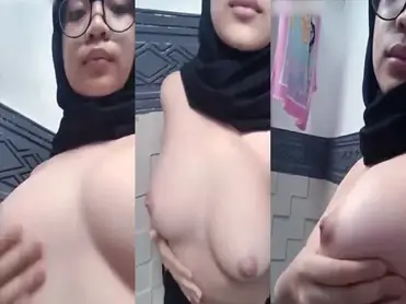 Gadis Perawan Pamer Tubuh Nakal Depan Kamera poster