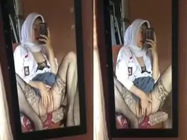 Jilbab Putih Abu Kirim Pap di Depan Cermin poster