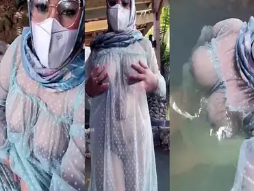 Jilbab Transparan Di Kolam Renang Basah poster