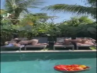 Liburan Santai Gadis Cantik Di Villa Bali poster