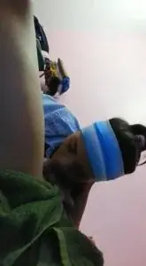 Perhatian Manis Gadis Bandana Biru Di Kamar backdrop