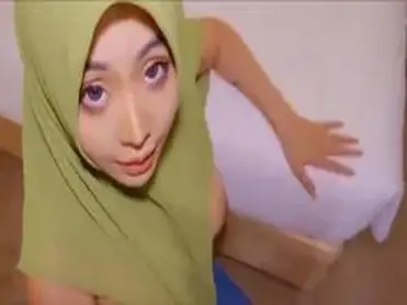 Pesona Tante Hijab Hijau Berparas Anggun poster