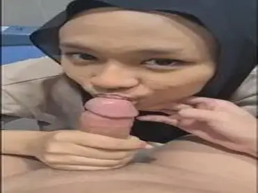 Ukhti Hijab Cantik Isap Batang Pria Sampai Dalam poster
