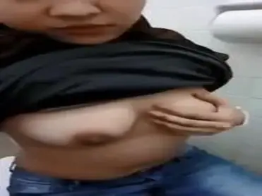 Ukhti Jilbab Hitam Sendirian Di Kamar Mandi poster